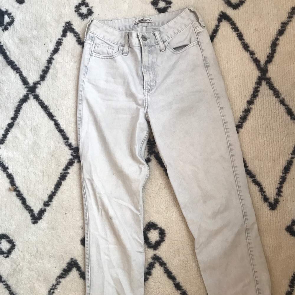 GREY HOLLISTER HIGH WAISTED MOM JEANS